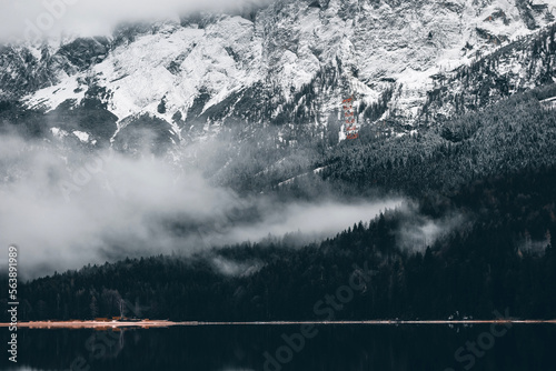 Foto Foggy mountains at the lake