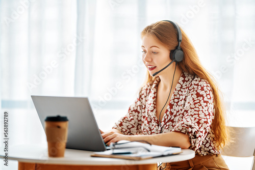 Carta da parati woman working in the office