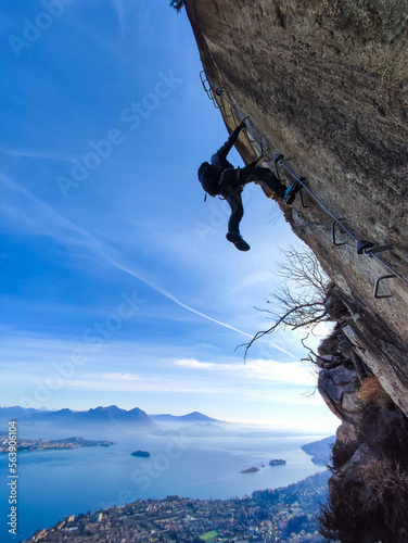 Coraggioso alpinista sulle spettacolari e difficili ferrate del Lago Maggiore (Italia)