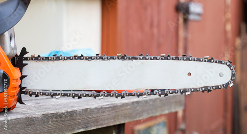 Fotografia wear and tear of the chain on the chainsaw bar