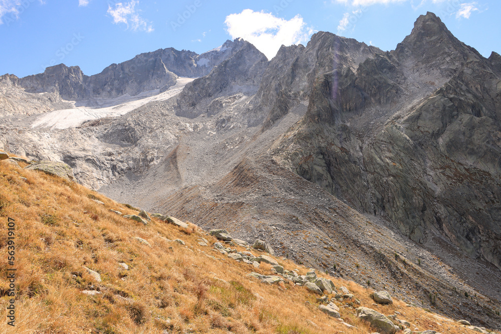 Alpenlandschaft im Klimawandel; Cantungletscher vor dem gleichnamigen Gipfel, rechts Punta da l'Albigna im September 2022 (Bernina-Alpen)