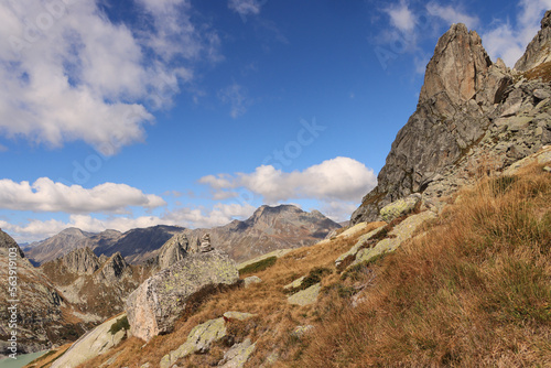 Wildromantische Alpenlandschaft des Bergell; Blick von der Albignahütte über das Tal nach Norden zur Plattagruppe mit Piz Duan (3131m)