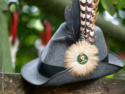 Schützenhut aus grauem Filz mit Fasanenfeder auf dem Schützenfest im Sommer in Oerlinghausen bei Bielefeld am Hermannsweg im Teutoburger Wald in Ostwestfalen-Lippe