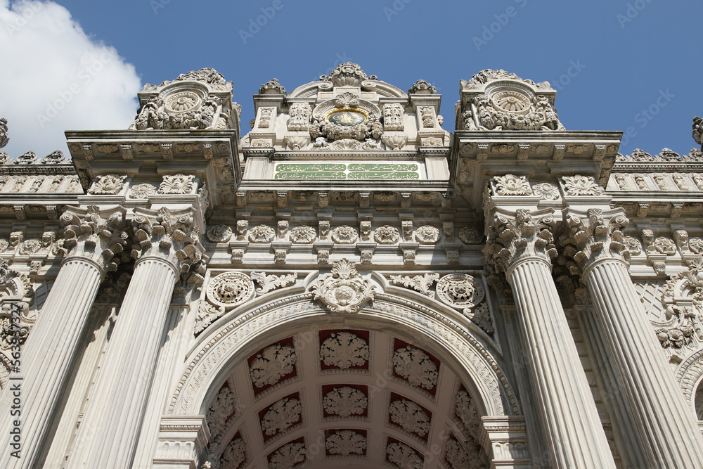 Fototapeta premium Gate of Dolmabahce Palace in Istanbul, Turkiye