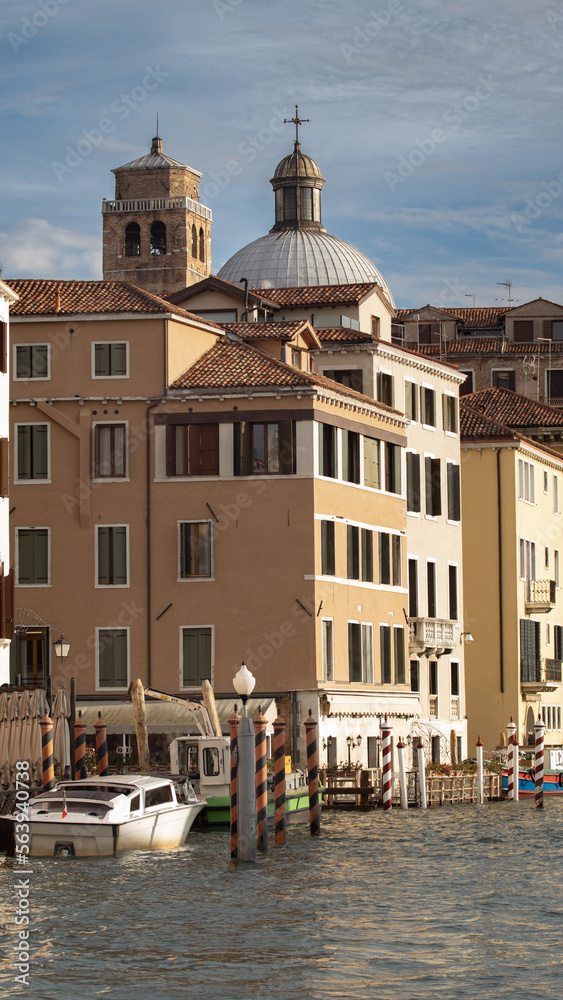 Obraz premium Typical Venetian buildings along the canals of the wonderful city floating on the water (Italy).