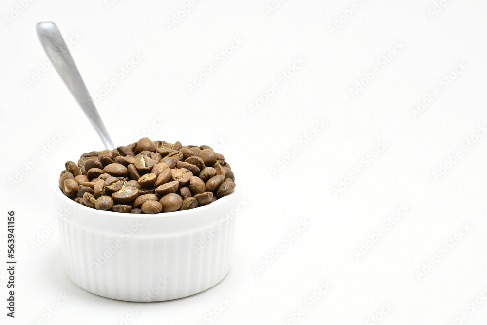 Cafe Guatemalteco en grano sobre un fondo blanco, espacio para texto al lado derecho. Cafe Guatemalteco en grano sobre un fondo blanco, espacio para texto al lado derecho.