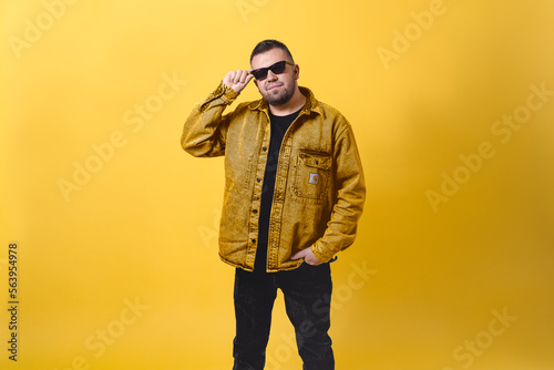 Fotografie Cool Studio portrait homme avec lunette de soleil