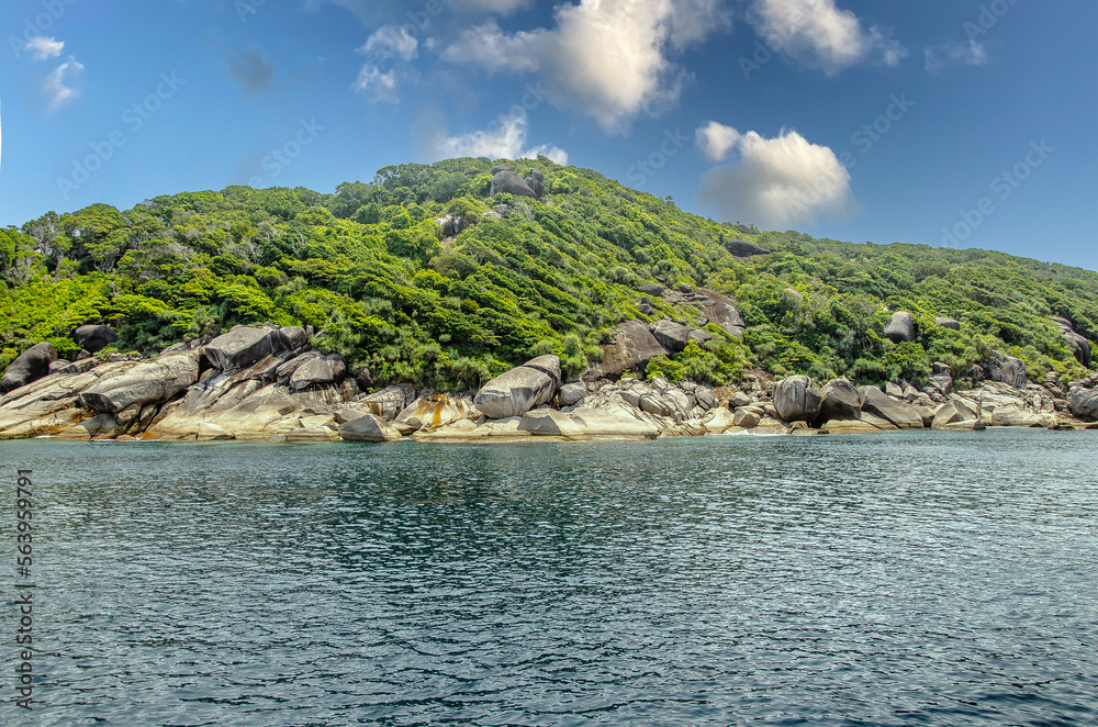 Obraz premium Paradise landscapes of emerald and turquoise water and impressive rocks of the Similan Islands in Thailand