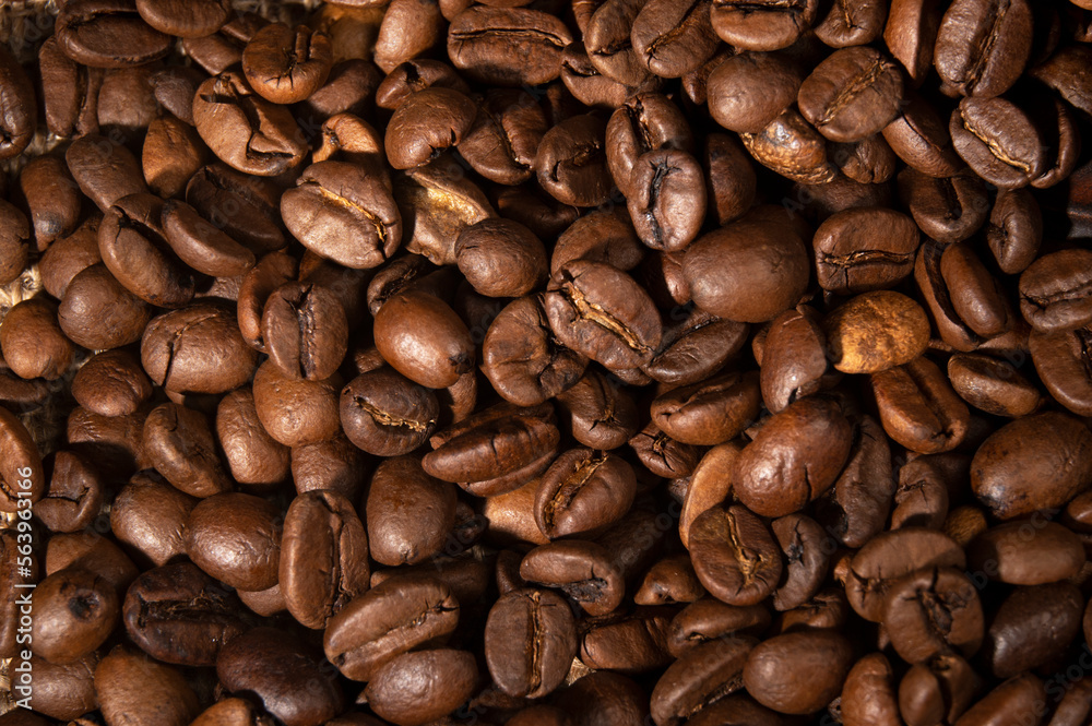 Obraz premium Coffee beans spilled out of the cup on the table in the kitchen 