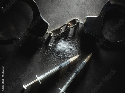 Cuadro en lienzo Handcuffs, drug syringe and drug powder