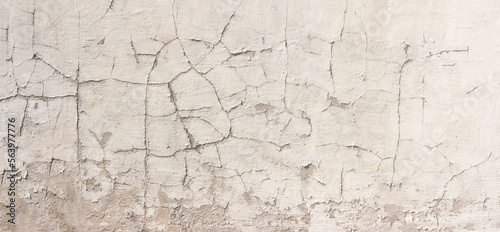 Alte Wand mit Rissen im verwitterten hellen Verputz - Panorama Nahaufnahme