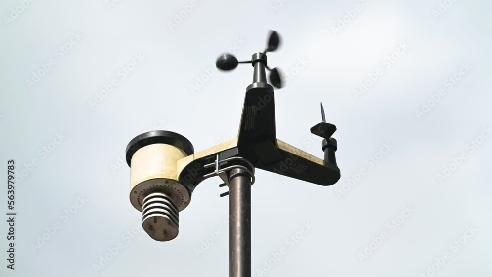 Automatic meteorological station with meteorological instrument for