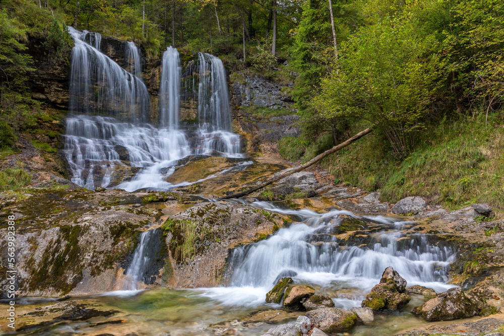 Obraz premium Weissbach Wasserfall bei Inzell, Bayern, Deutschland