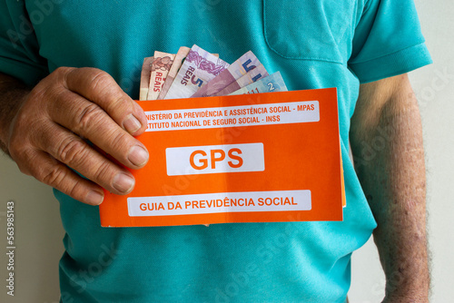 Homem segurando guia da providencia social brasileira photo