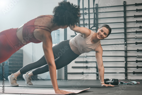 Foto Gym floor, high five and exercise people doing plank workout, performance training or core muscle building