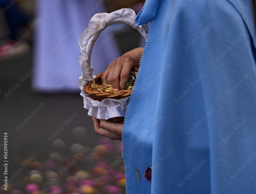 Obraz premium hands holding a basket with white ribbon