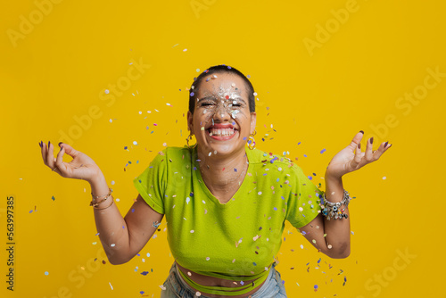 Mulher enfeitada e feliz no carnaval brasileiro photo