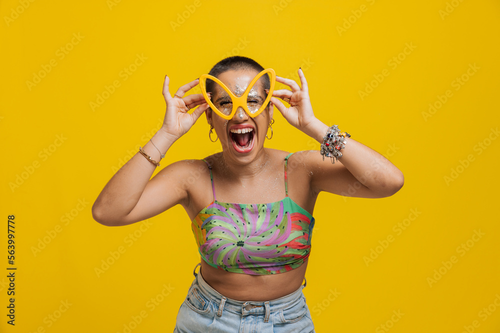 Mulher enfeitada e feliz no carnaval brasileiro