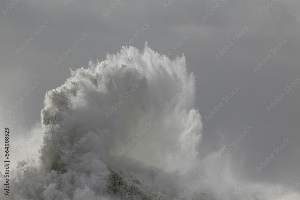 Obraz premium Big stormy wave splash