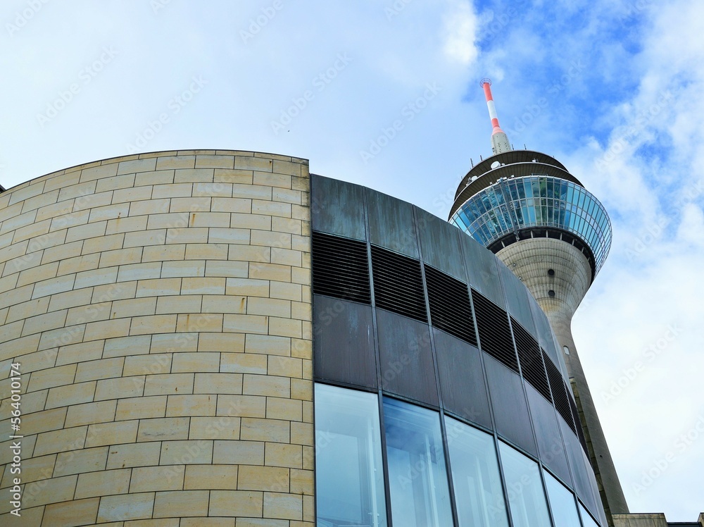 Obraz premium Landtag und Fernsehturm in Düsseldorf