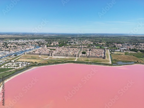 Vue aérienne de la ville d'Aigues mortes et ses salins colorés