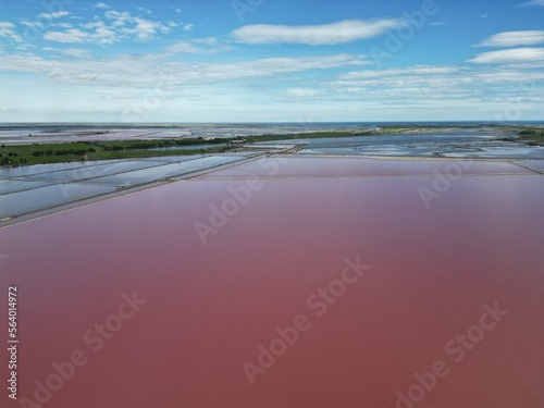 Vue aérienne de bassins de décantation d'un salin avec ses eaux multicolores photo