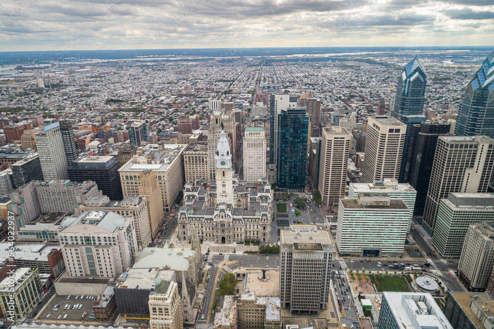 Obraz premium Top View of Downtown Skyline Philadelphia USA and City Hall. Philadelphia City Center, Pennsylvania. Business Financial District and Skyscrapers in Background.