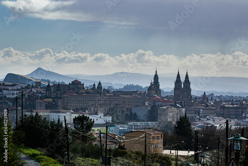 Catedral de Santiago viasta a distancia em dia de iverno e muita nevoa. Santiago da Compostela, Galicia Espanha.