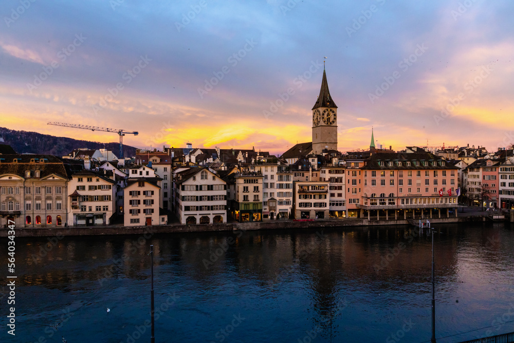 Altstadt von Zürich im Morgenlicht - Limmat