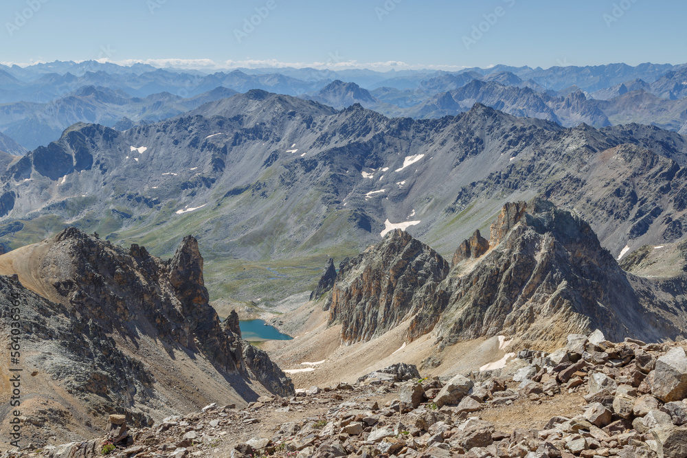 Paysage depuis le sommet du Mont Thabor dans les Alpes françaises en été 