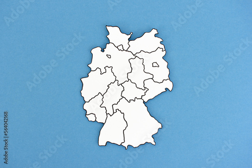 Deutschland Karte mit Bundesländern als Silhouette aus Papier ausgeschnitten