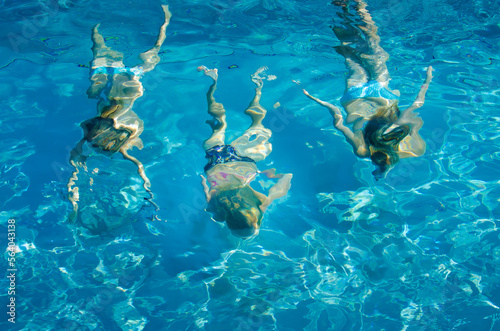 Unterwasserschwimmerinnen abstrakt
