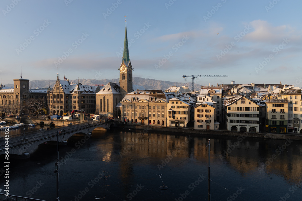 Φωτογραφία Zürich, Altstadt mit Fraumünster und Limmat im Schnee