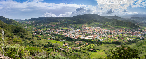 Wandern auf Teneriffa, Kanarische Inseln: Das Anaga Gebirge im Nordosten mit Blick auf das schöne Dorf Tegueste, grüne Berge und bunte Häuser, für einen schönen Wanderurlaub