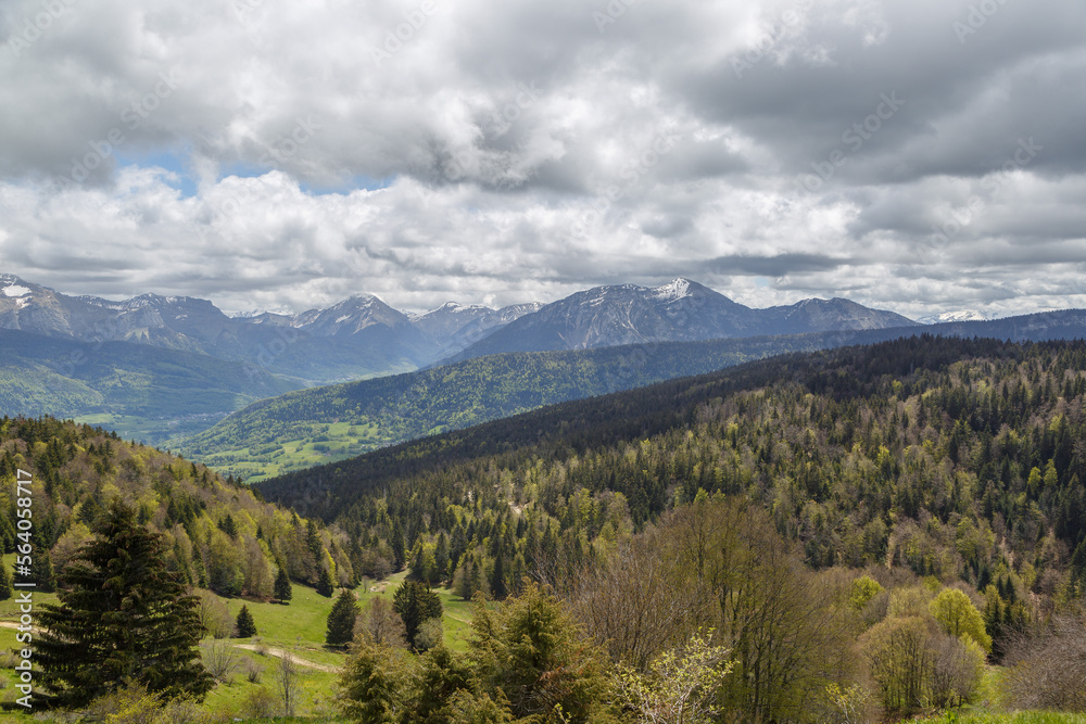 Randonnée dans le massif des Bauges, Savoie, France en été Randonnée dans le massif des Bauges, Savoie, France en été