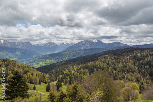 Randonnée dans le massif des Bauges, Savoie, France en été © Lina Taravella