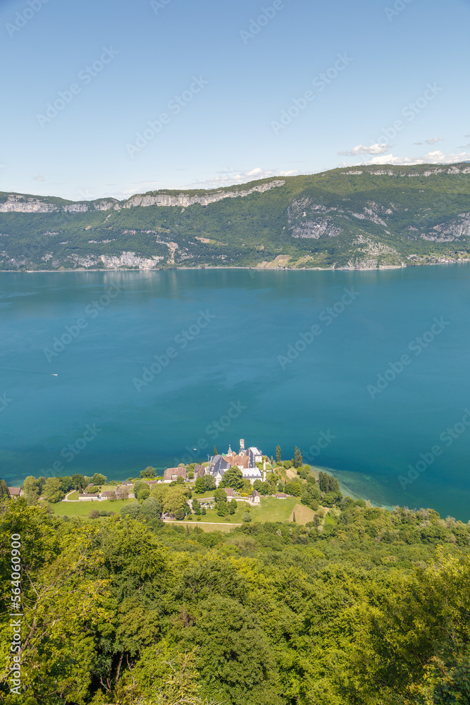 Panorama du lac du Bourget en été depuis le massif des Bauges, Savoie, France