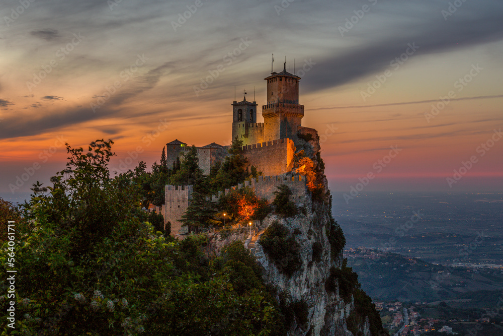 Rocca della Guaita, castello a San Marino al Crepuscolo.
