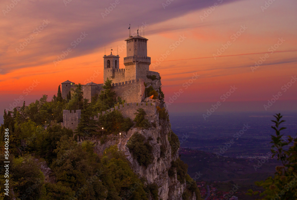 Obraz na płótnie Rocca della Guaita, castello a San Marino al tramonto. w salonie