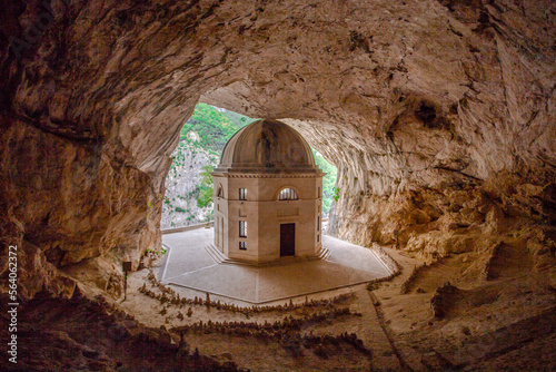 Obraz na płótnie Tempio del Valadier, chiesa dentro una grotta a Genga, Marche.