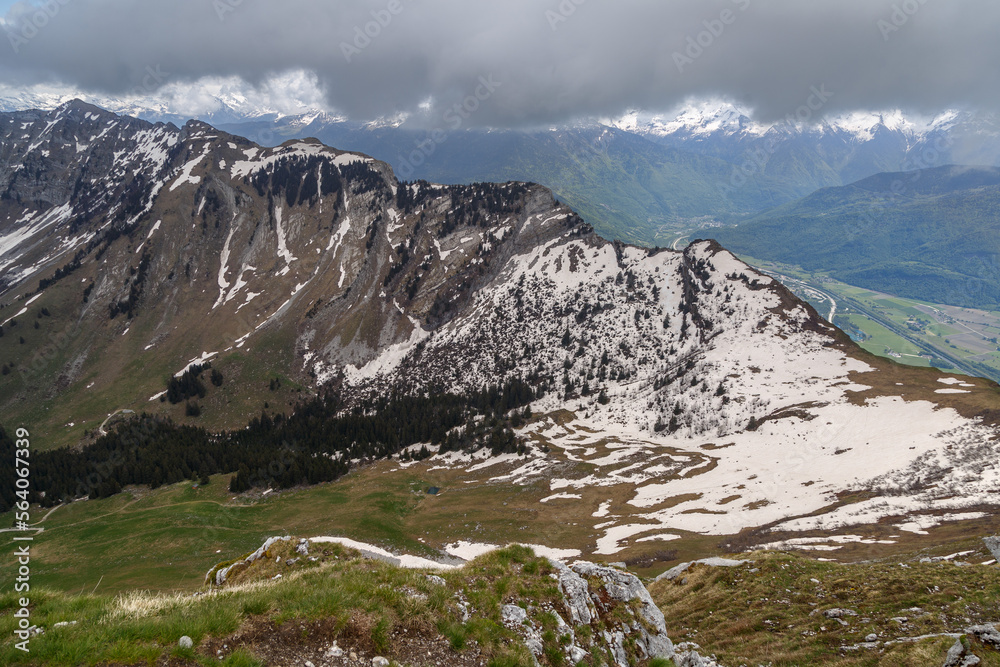 Randonnée dans le massif des Bauges en Savoie, France en été. 