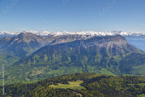 Randonnée dans le massif des Bauges en Savoie, France en été. 