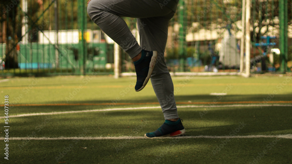 Obraz premium athlete doing cardio athlete warming up the body 