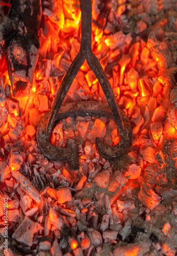 Obraz na płótnie Branding iron for cattle over embers w salonie