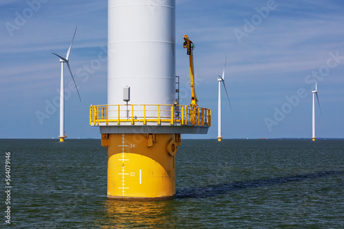 Details eines Offshore-Windrads mit Monopile-Fundament und Wartungsplattform im Windpark Noordoostpolder im IJsselmeer in Flevoland, Niederlande..