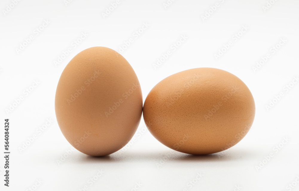 Huevos de gallina aislados sobre fondo blanco Huevos de gallina aislados sobre fondo blanco