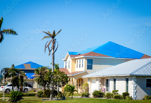 Quadro em tela Roof tarped after hurrican Ian