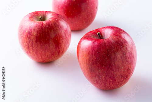 白背景に赤いリンゴ
