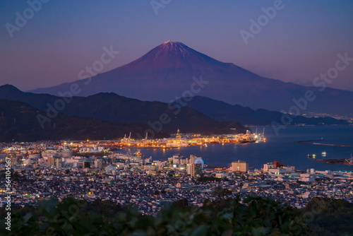 富士山と明かりのつき始めた清水港　静岡県静岡市清水区日本平にて
