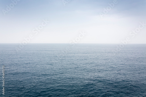 흐린 날씨의 바다 풍경. 감성 톤의 바다 사진